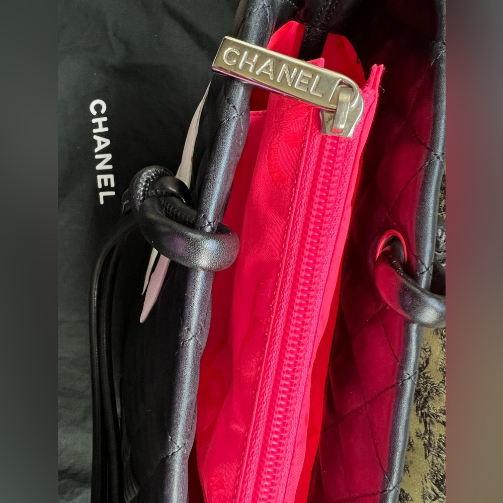CHANEL Rue Cambon Black White Lambskin CC Tote Bag Pink Lined Vintage Purse EUC - Picture 13 of 15
